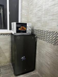 un tostapane, posto sopra un frigorifero di 3 bed Luxurious Apartment DHA PH8 a Lahore