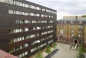 una vista aérea de un edificio y dos edificios en Frances Gardner en Londres