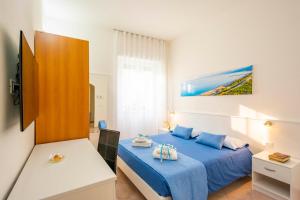 um quarto com uma cama azul num quarto em Casa Mian - Bed and Breakfast em Orosei