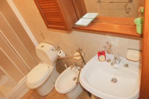 A bathroom at Primario Még 31 kép