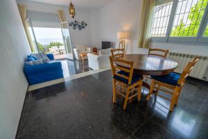 ein Wohnzimmer mit Esstisch und Stühlen in der Unterkunft HomeHolidaysRentals Himalaia - Costa Barcelona in Santa Susanna