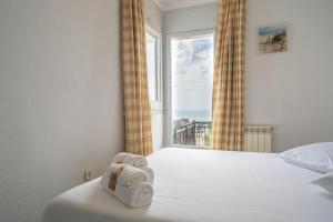 Schlafzimmer mit einem Bett und einem Fenster in der Unterkunft HomeHolidaysRentals Himalaia - Costa Barcelona in Santa Susanna + 37 Fotos