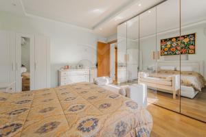 ein großes Schlafzimmer mit einem großen Bett und einem Badezimmer in der Unterkunft Villa Lucia Comfort e Relax in Marciana Marina in Marciana Marina