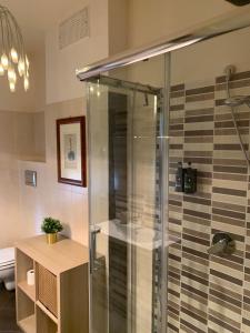 泰爾米尼伊梅雷塞的住宿－Albachiara Termini，浴室里设有玻璃门淋浴
