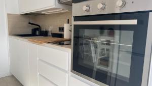 una cucina con forno nero di Playa y Comodidad en Benicàssim a Benicàssim