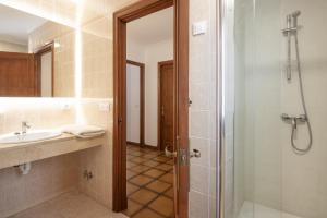 un baño con ducha y lavabo en Villa MAESO, en Son Bou 18 fotos más