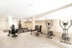 un gimnasio con varios equipos de ejercicio en una habitación en Beach terraced house close town, en Fuengirola