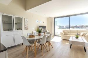 Una cocina y una sala de estar con mesa y sillas. en Beach terraced house close town, en Fuengirola