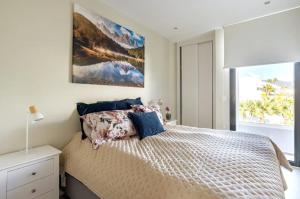 Un dormitorio con una cama y un cuadro en la pared. en Beach terraced house close town, en Fuengirola 17 fotos más