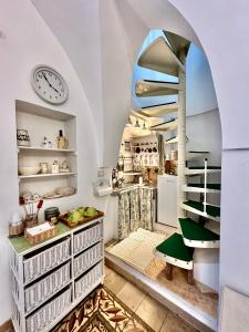 een keuken met een wenteltrap in een kamer bij Casetta Giorgia in Ostuni