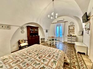 een slaapkamer met een groot bed in een kamer bij Casetta Giorgia in Ostuni