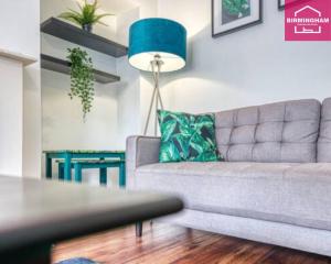 uma sala de estar com um sofá e uma mesa em B24 Stunning Contractor House with 3 bedrooms, drive for 2 vehicles & smoking area in garden em Birmingham