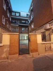 an apartment building with two gates and a balcony at Apartamento Oporto in Madrid