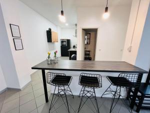 une cuisine avec une table et quatre chaises dans l'établissement Apartment Central 10D 55qm Wi-Fi free Parking calm back house, à Dortmund