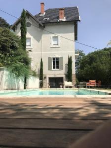 dom z basenem przed nim w obiekcie Maison Lavenir w mieście Annonay
