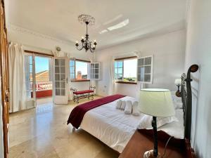 a bedroom with a bed and a chandelier at Villa Puntallana in Arafo