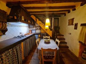 een keuken met een tafel en een fornuis. bij Casa La Yedra by CasaTuristica in Benarrabá