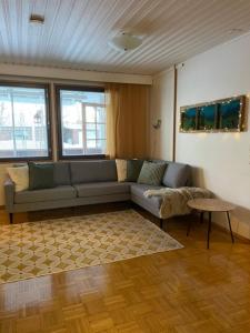 una sala de estar con un sofá y una mesa en Tiitun Tupa Ivalo, en Ivalo 15 fotos más