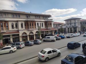 una calle de la ciudad llena de muchos coches aparcados en YASİN OTEL, en Konya