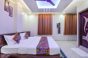 - une chambre avec un grand lit dans l'établissement FabHotel Nandini Grand, à Varanasi