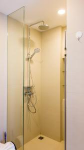 een douche met een glazen deur in de badkamer bij Апартаменты в Лагуне SkyPark c видом на гольф поле in Bang Tao Beach