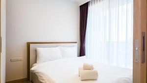 מיטה או מיטות בחדר ב-Апартаменты в Лагуне SkyPark c видом на гольф поле