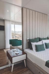 een slaapkamer met een groot bed en een raam bij Quinta da Portela Douro in Armamar
