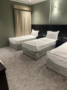 Postel nebo postele na pokoji v ubytování فندق كنان العزيزية خلال شهر رمضان المبارك تتوفر خدمة النقل Kinan al Azizyyah the holy month of Ramadan, shuttle service is available + 69 fotografií