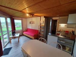 Kuchyň nebo kuchyňský kout v ubytování Les Chalets du Quignon