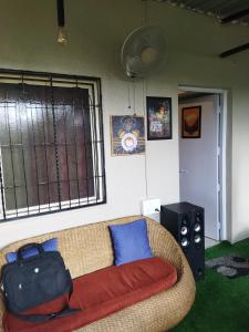 uma sala de estar com um sofá e um altifalante em Lemon Tree Garden Villa em Pune