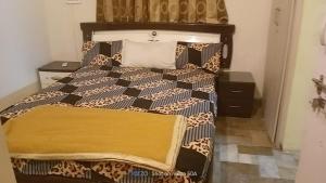 um quarto com uma cama com uma grande cama sidx sidx em Lemon Tree Garden Villa em Pune