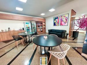 restauracja z dwoma stołami i krzesłami w pokoju w obiekcie HOTEL OSCAR GOLD w mieście Montes Claros