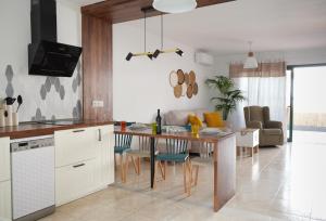 a kitchen and dining room with a table and chairs at Meraki in Playa Blanca