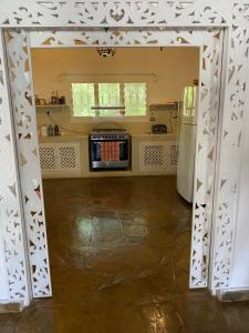 eine offene Tür zu einer Küche mit einem Kühlschrank in der Unterkunft Fulvia House in Malindi