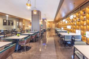 Restaurace v ubytování Atour X Hotel Guangzhou Panyu Wanbo CBD Hanxi Changlong-Free Shuttle Bus to Conton Fair Complex during 1st 2nd Phase & Free Coffee Togo & Free Laundry and Drying services & Free Midnight Snack