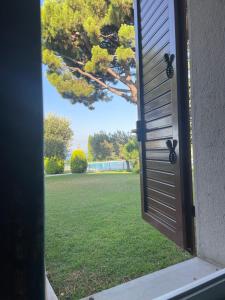 カヴァイオーン・ヴェロネーゼにあるBoutiqueapartment Terrazzaの草原を見下ろす開口ドア
