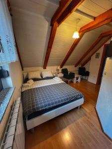1 dormitorio con 1 cama grande en el ático en Villa Lykos Plitvice, en Lagos de Plitvice
