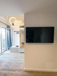 TV a/nebo společenská místnost v ubytování Art Studios Gialova Navarino