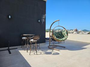 a room with a table and chairs and a mirror at Águas de Canto Grande in Bombinhas