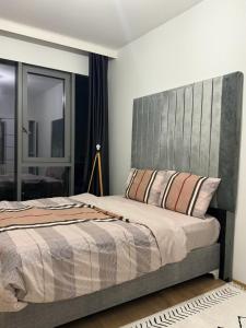 - une chambre avec un grand lit et une grande tête de lit dans l'établissement Cozy 1+1 luxury apartment, à Istanbul