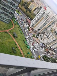 une vue aérienne sur un parking d'une ville dans l'établissement Cozy 1+1 luxury apartment, à Istanbul