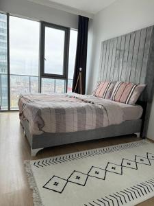 - une chambre avec un grand lit et une grande fenêtre dans l'établissement Cozy 1+1 luxury apartment, à Istanbul