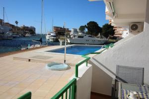 una piscina en un balcón con barcos en el agua en Global Immo 3338 NIRVANA, en Roses