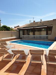 Bazén v ubytování Saint Cyprien maison avec piscine nebo v jeho okolí