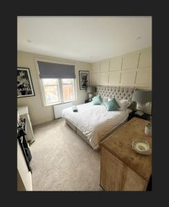 una camera con un grande letto e una finestra di Remarkable 3-Bed House in the centre of Guildford a Guildford