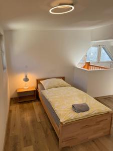 En eller flere senger på et rom på Ferienhaus Dierdorf