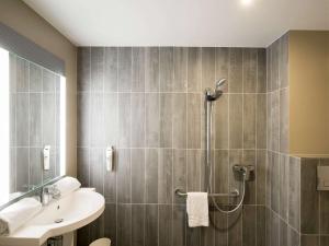 a bathroom with a shower and a sink at ibis Boulogne sur Mer Centre les Ports in Boulogne-sur-Mer