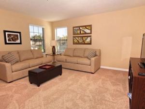 Sala de estar con 2 sofás y mesa en Private Pool Homes, en Kissimmee