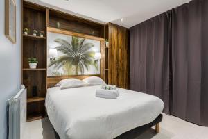 a bedroom with a large white bed in it at Hamac Suites - Suite Parc 1 in Villeurbanne