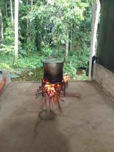 una olla sentada encima de una fogata en Casa finca Caracolí, en Acacías